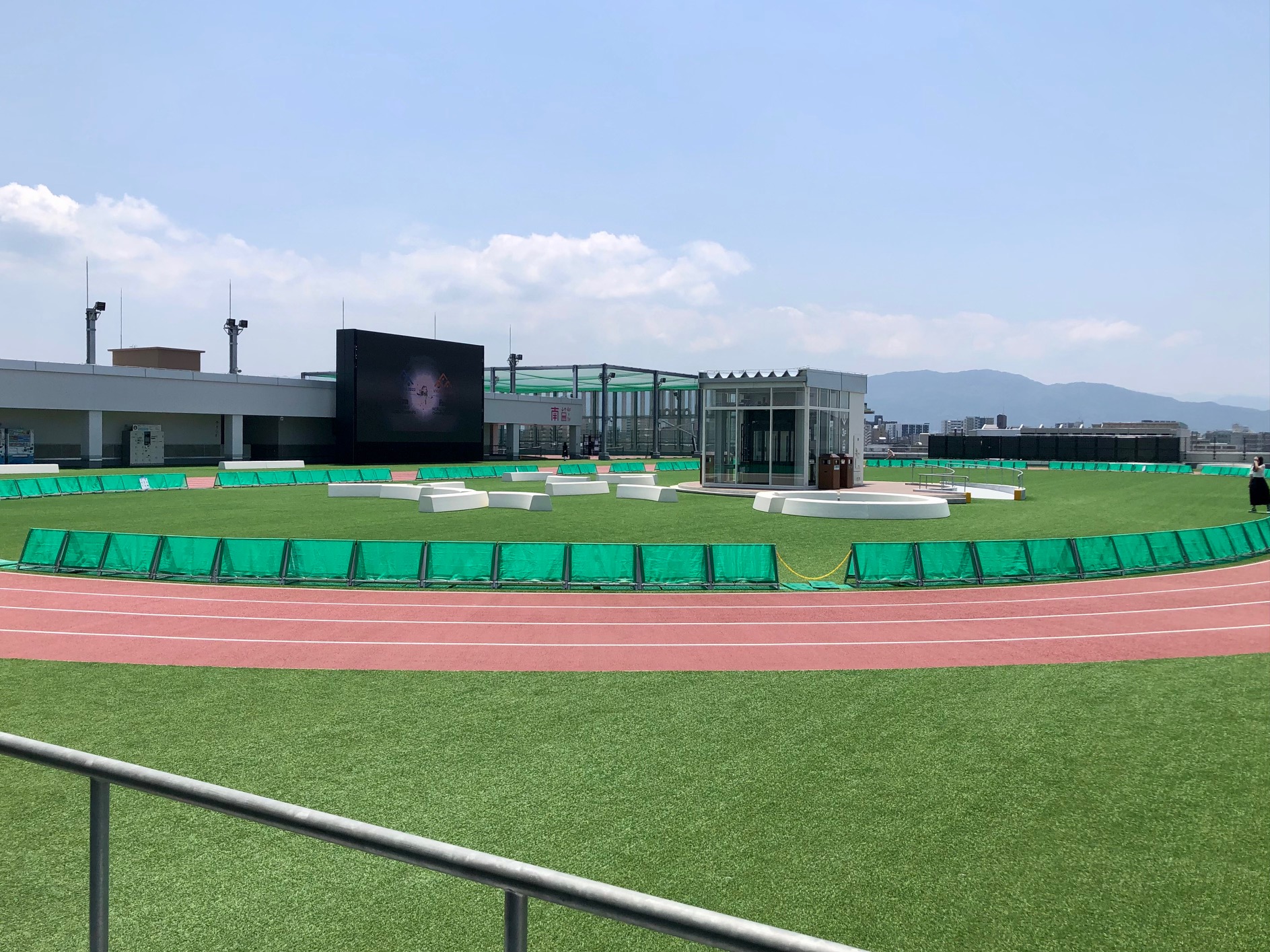 空に近い陸上トラック